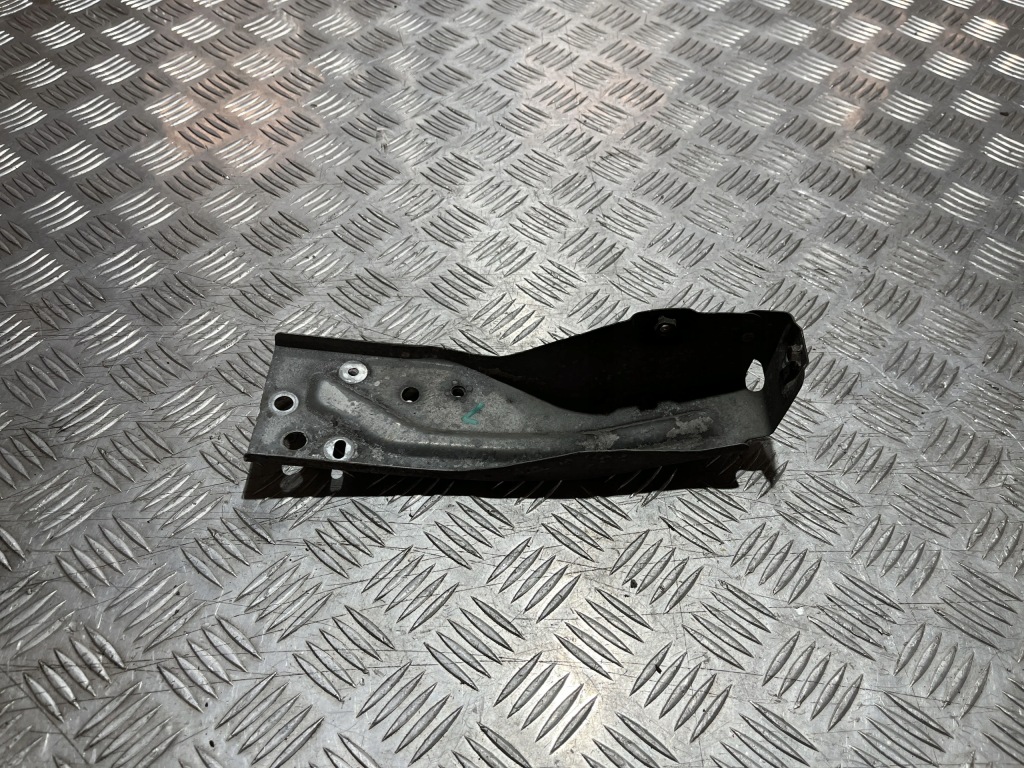 Купити Кронштейн лівий поперечина перед mitsubishi eclipse cross 17-