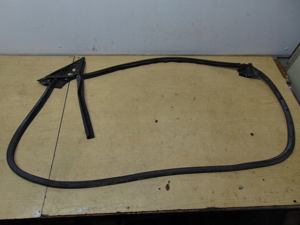 фото №1, Рамка прокладка скло двері ліва перед audi a5 coupe 8t0837911g