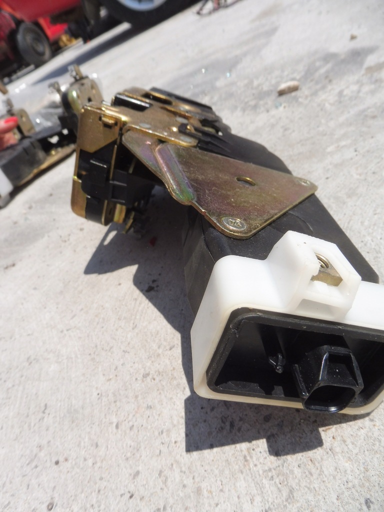 фото №3, Space star 1.6 1998 98 замок дверь левый перед 2pin