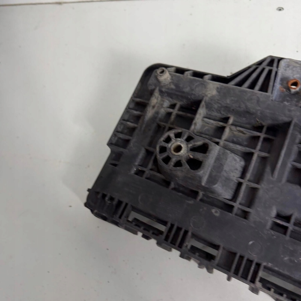 Основание корпус кронштейн аккумулятор audi a3 8p vw golf 5 v оригинальный номер 1k0915333 Недорого