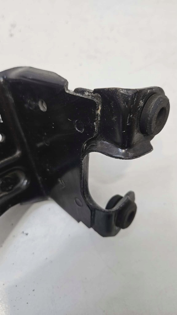 Кронштейн тримач  насоса abs volkswagen golf v vi plus 1k1614235e Зі Шроту