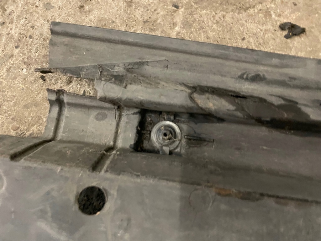 Audi a4 b8 a5 захист плита підлога підвіска ліва Недорого