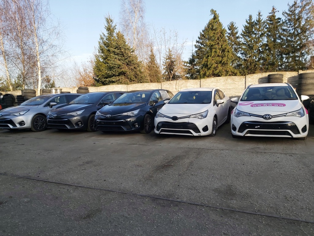 фото №8, Toyota auris ii avensis t27 лампа потолочный задняя салонная 81250-05030