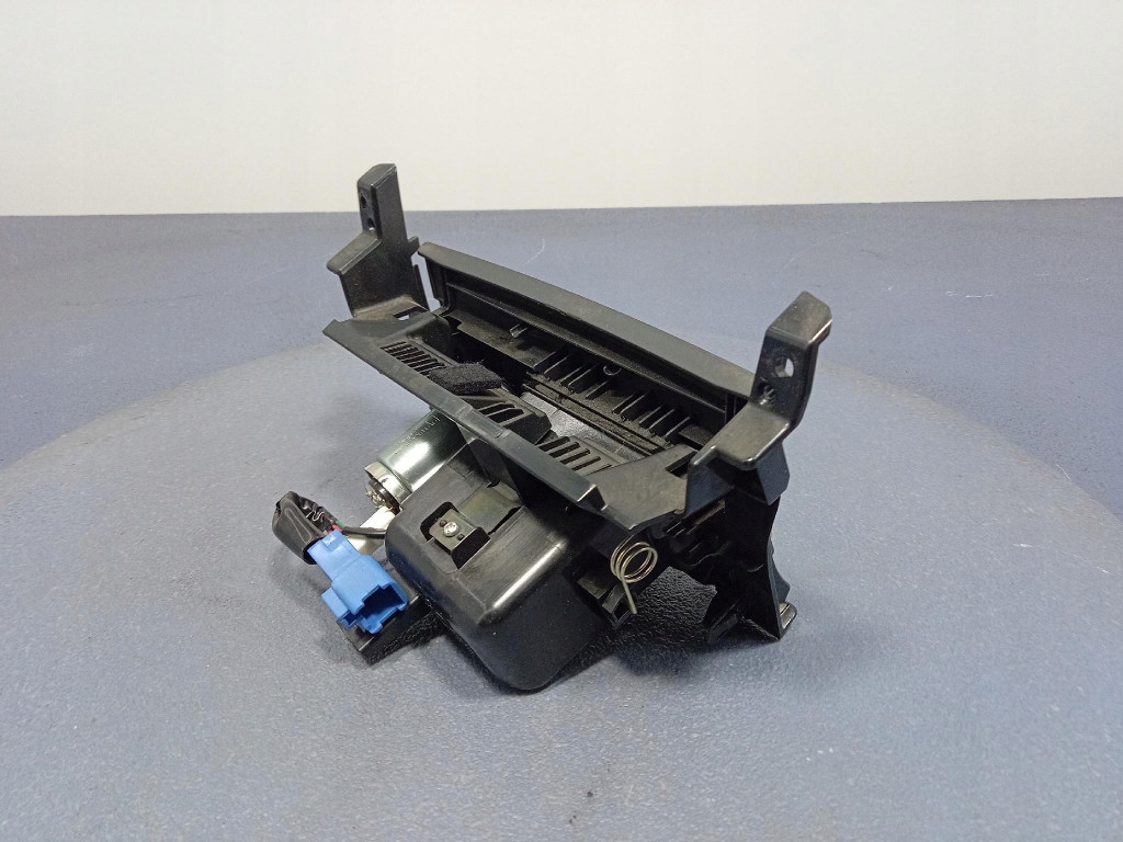 фото №10, Toyota corolla x e15 06- пепельница 55440-12100