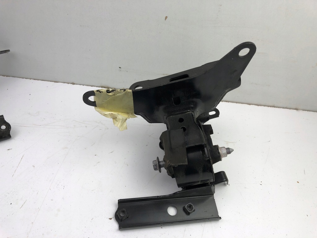 фото №5, Toyota yaris iii 1.5 hybrid кронштейн подушка коробки