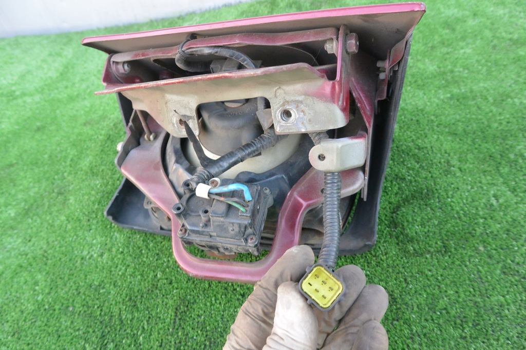 фото №13, Mazda 323f права лампа