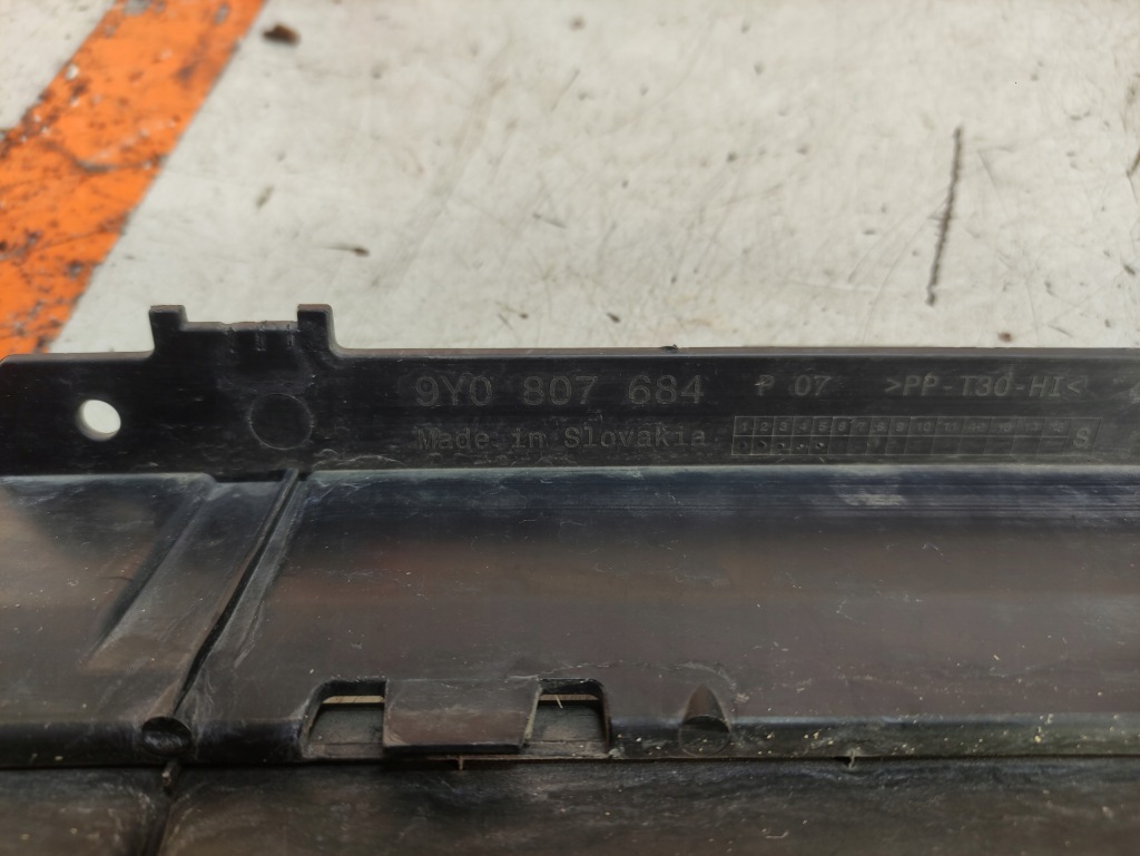 Porsche cayenne 3 9y решітка  решітка радіатора решітка бампера нижня 9y0807684 Зі Шроту