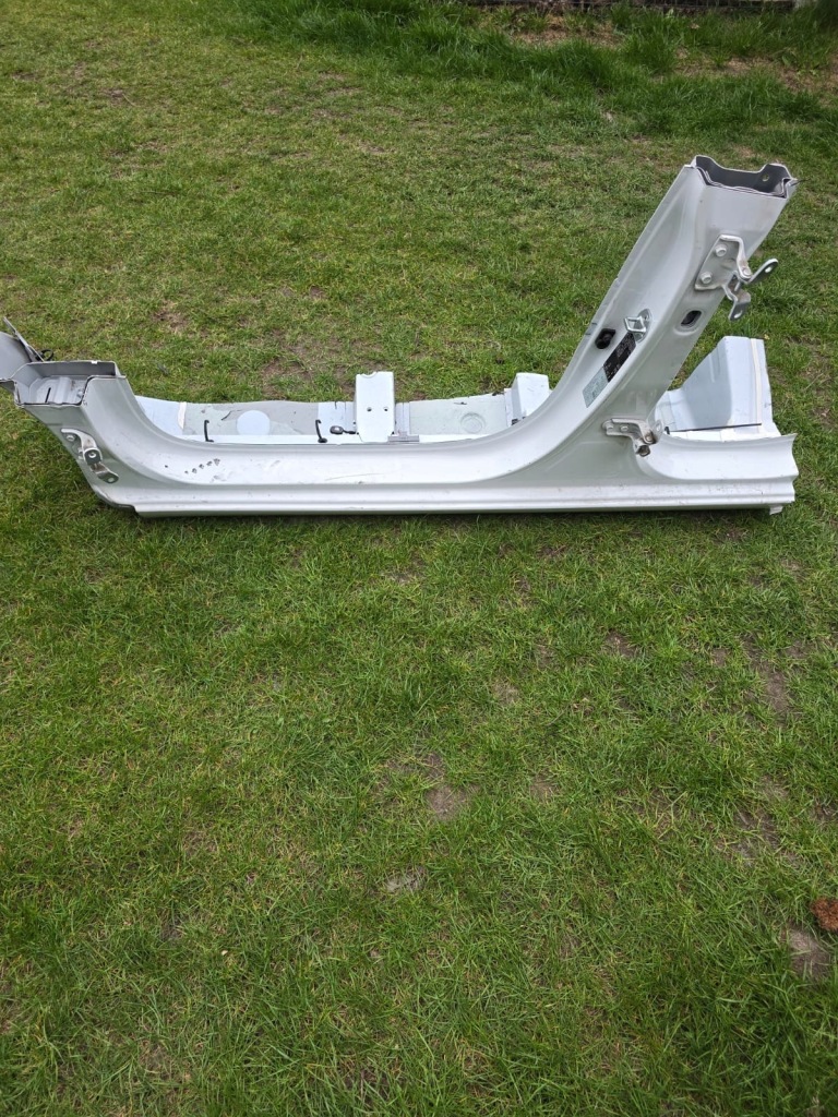 Купити Лівий поріг стійку  обшивка hyundai i20 2 рік 2020