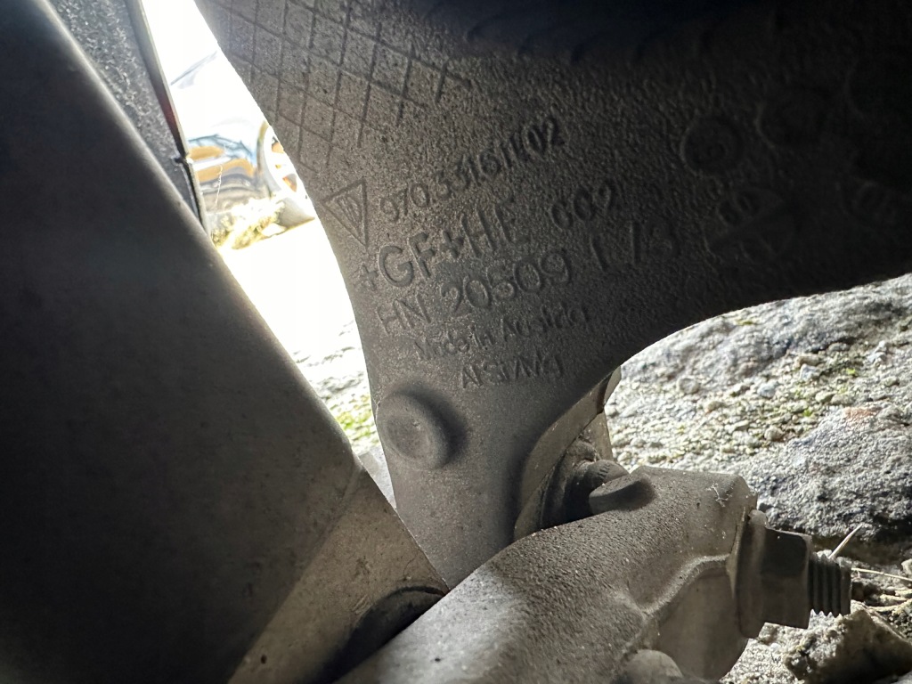 фото №1, Поворотний кулак лівий задня без оснащення porsche panamera 970 97033161102