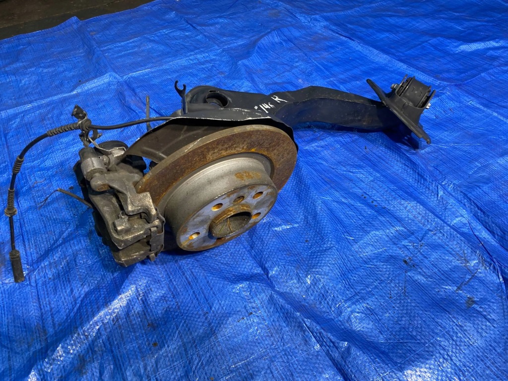 фото №1, Bmw f45 f46 поворотний кулак ступиця права важіль задня