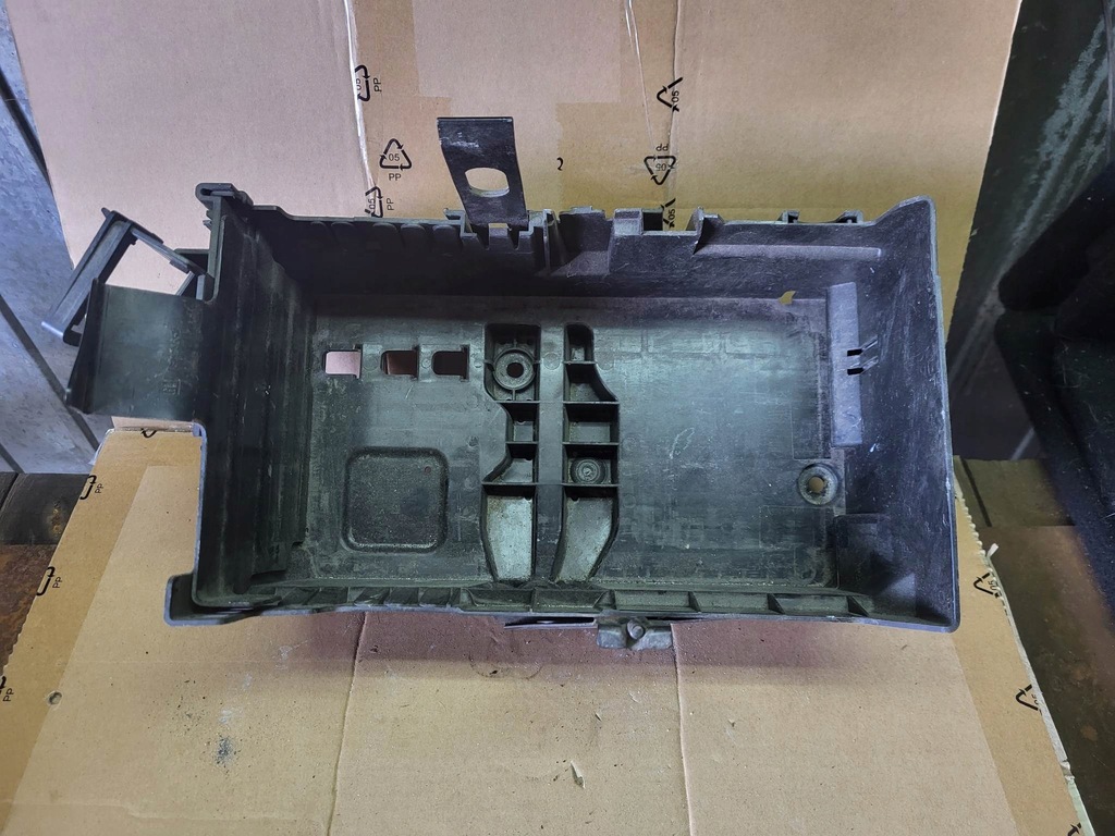 фото №1, Основание аккумулятор astra j 13354420