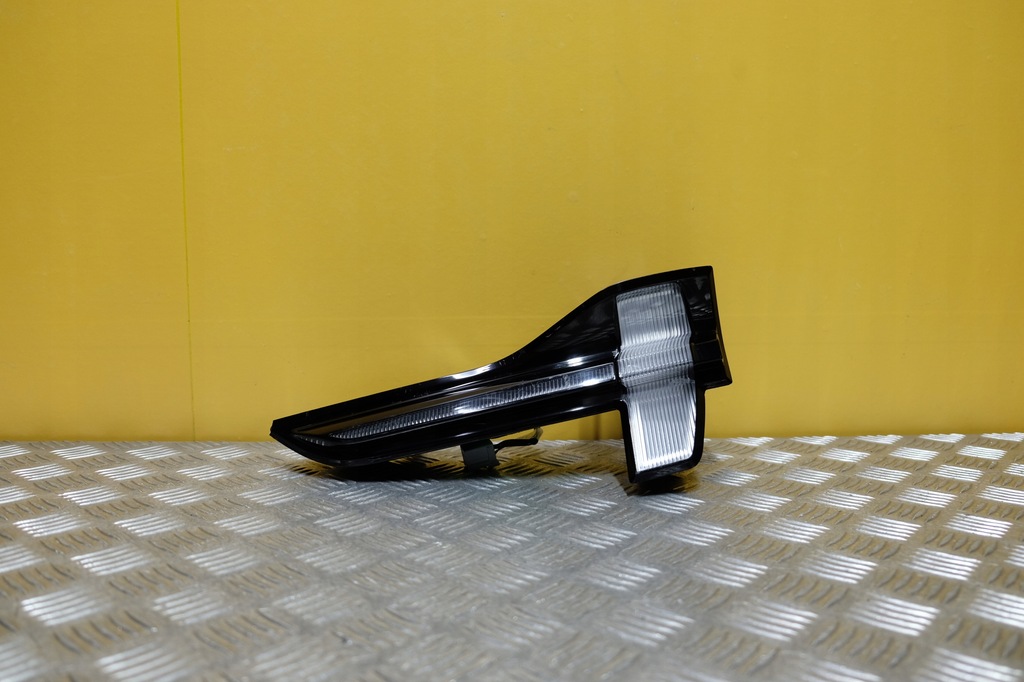 фото №1, Ford mustang mach-e 2021- лампа крышки задняя правая led usa