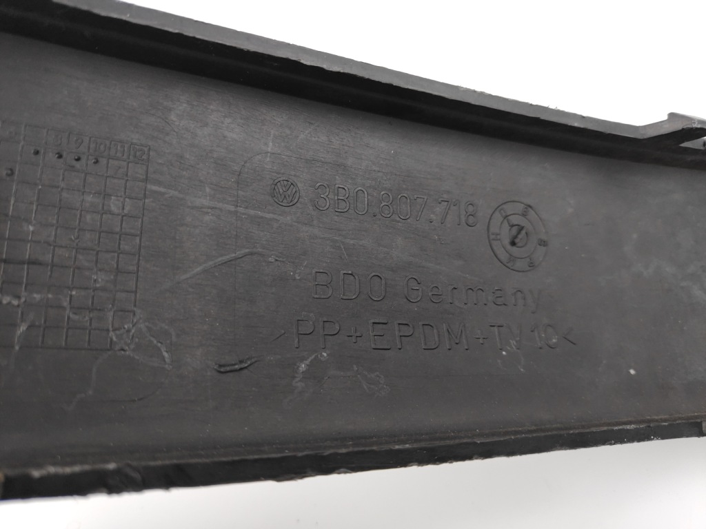Vw passat b5 молдинг бампера правый перед 3b0807718 Оригинал