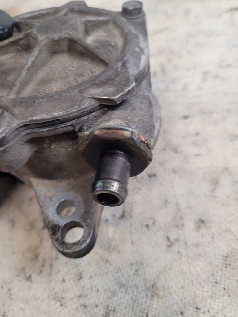 Купити Насос вакуум оригінальний номер 2249939 bmw e46 320d m47