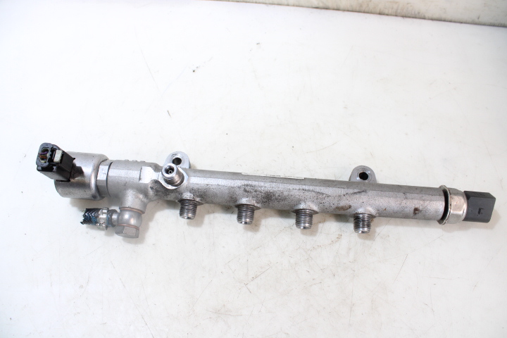 фото №1, Молдинг впрыскная infiniti q50 2.2d