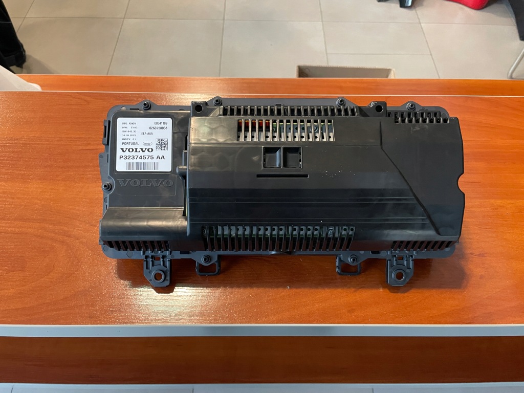 Volvo xc40 lift счетчик 32374575 Оригинал