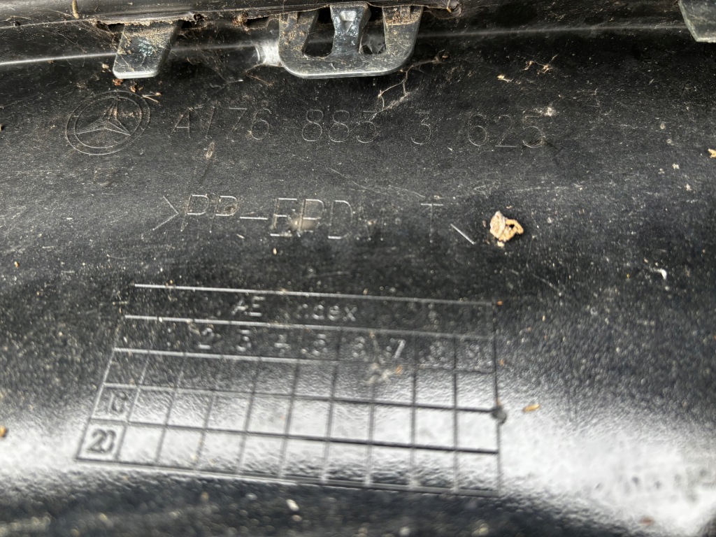 Mercedes 176 a klasa рестайлінг  бампер ґрати хром перед 1768853625 оригінал Зі Шроту