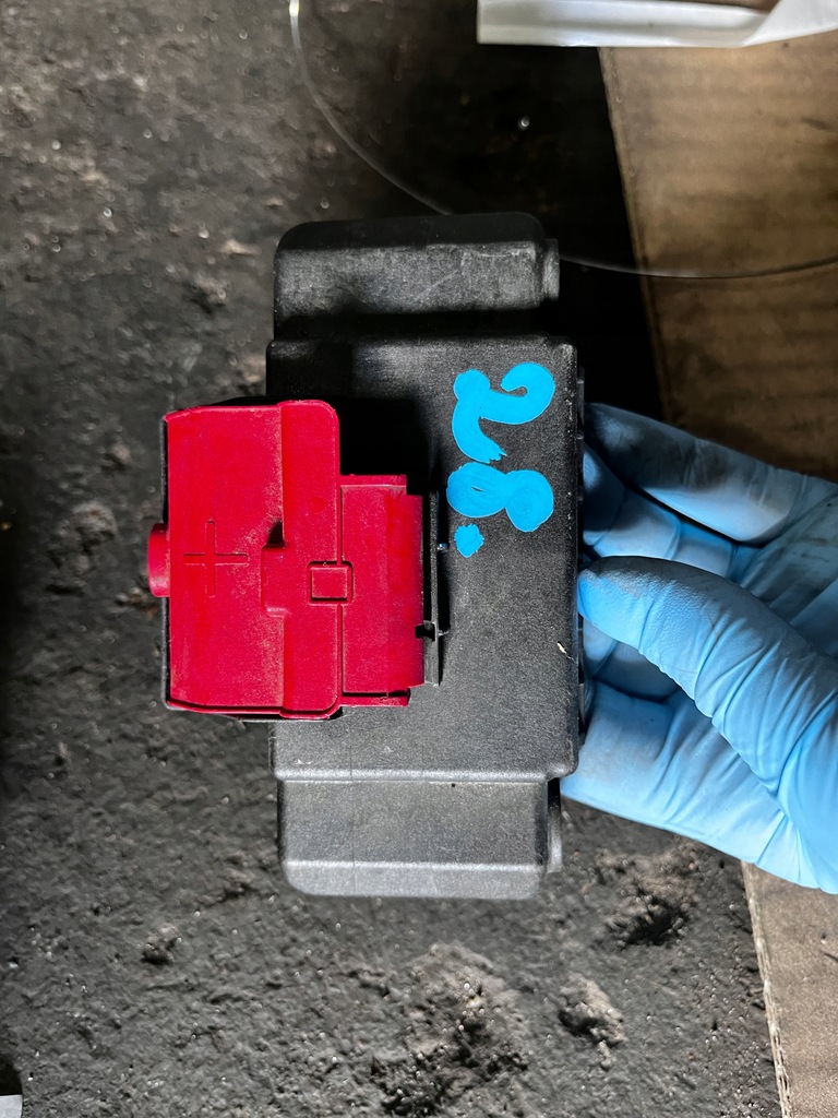 фото №1, 28 alfa romeo giulia крышка накладка клеммы plus