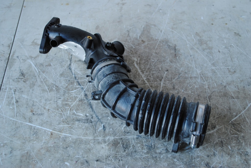 Купити Труба шланг патрубок повітря 165763328r