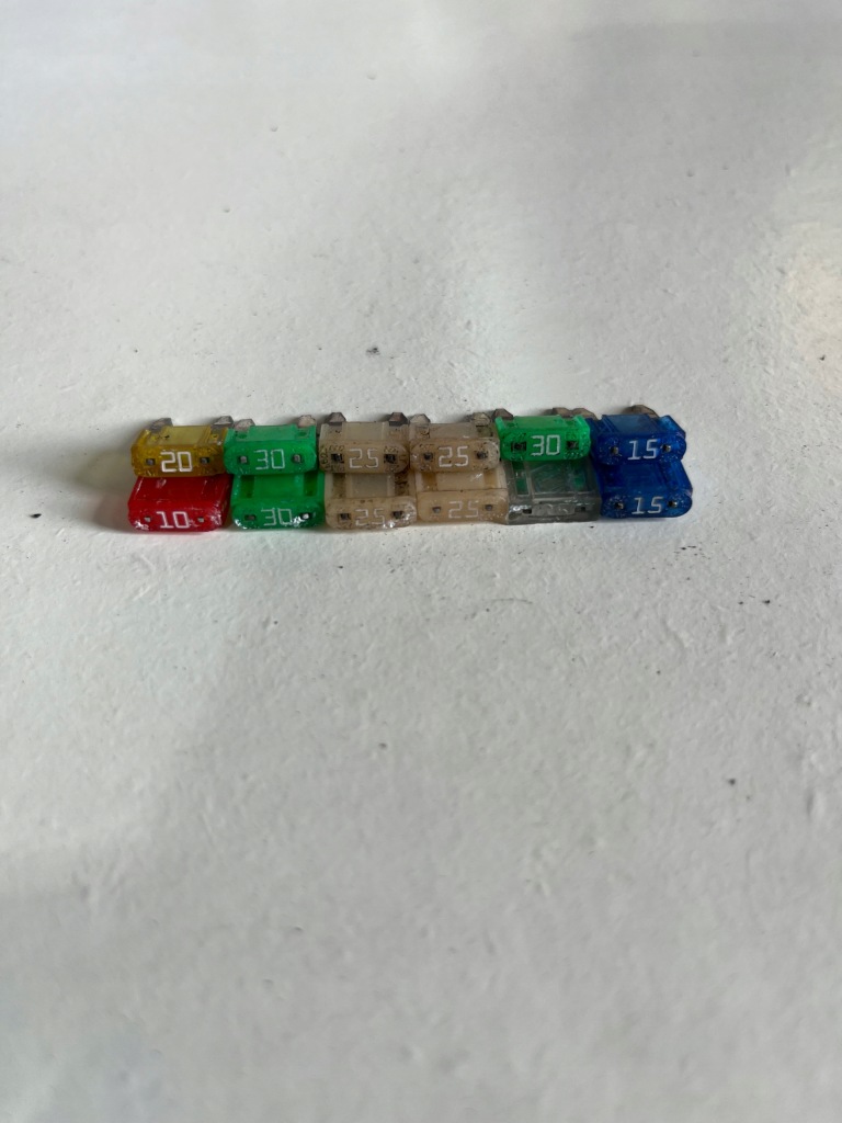 фото №1, Jeep wj запобіжник płytkowy комплект запобіжників