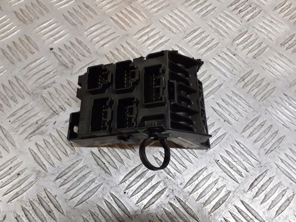 Купити Коробка запобіжників avensis t25 82734-05030