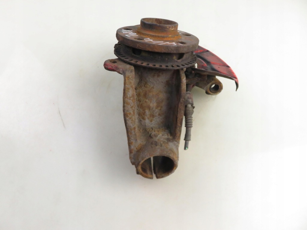 Поворотный кулак ступица передняя правая vw bora 2.3 v5 Цена