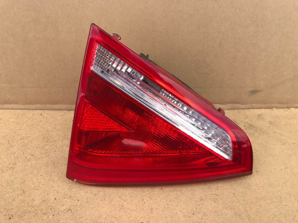 фото №1, Audi a5 8t лампа задняя левая w крышка 8t0945093