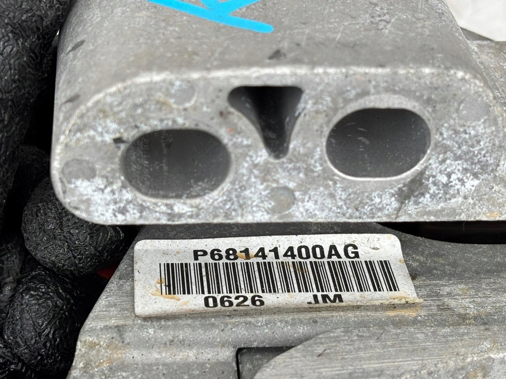 фото №4, Jeep cherokee kl кронштейн подушка двигуна коробки 2.2 68275805aa 68141400ag