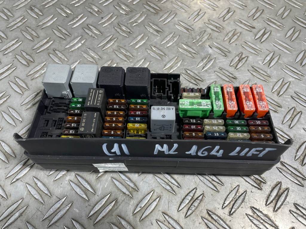 Купити Mercedes ml164 рестайлінг  08- коробка запобіжників a1645403372