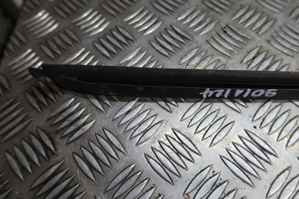 фото №8, Молдинг скло лобове права audi a4 b8