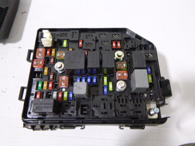 Корпус коробка запобіжників opel karl 1.0 в Україні