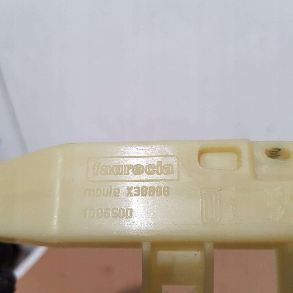 Молдинг стекло coupe перед сторона правая peugeot 308 9660551480 в Украине