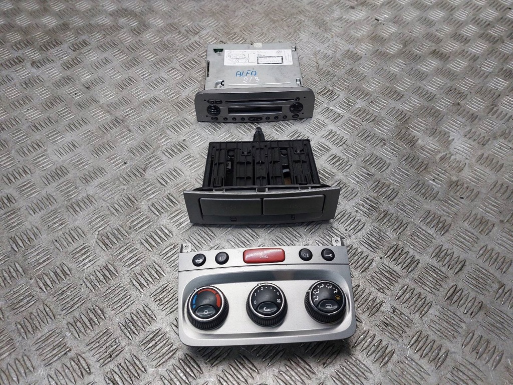 фото №1, Панель обдув + радио + подстаканник alfa romeo 147 7353377750 735266925