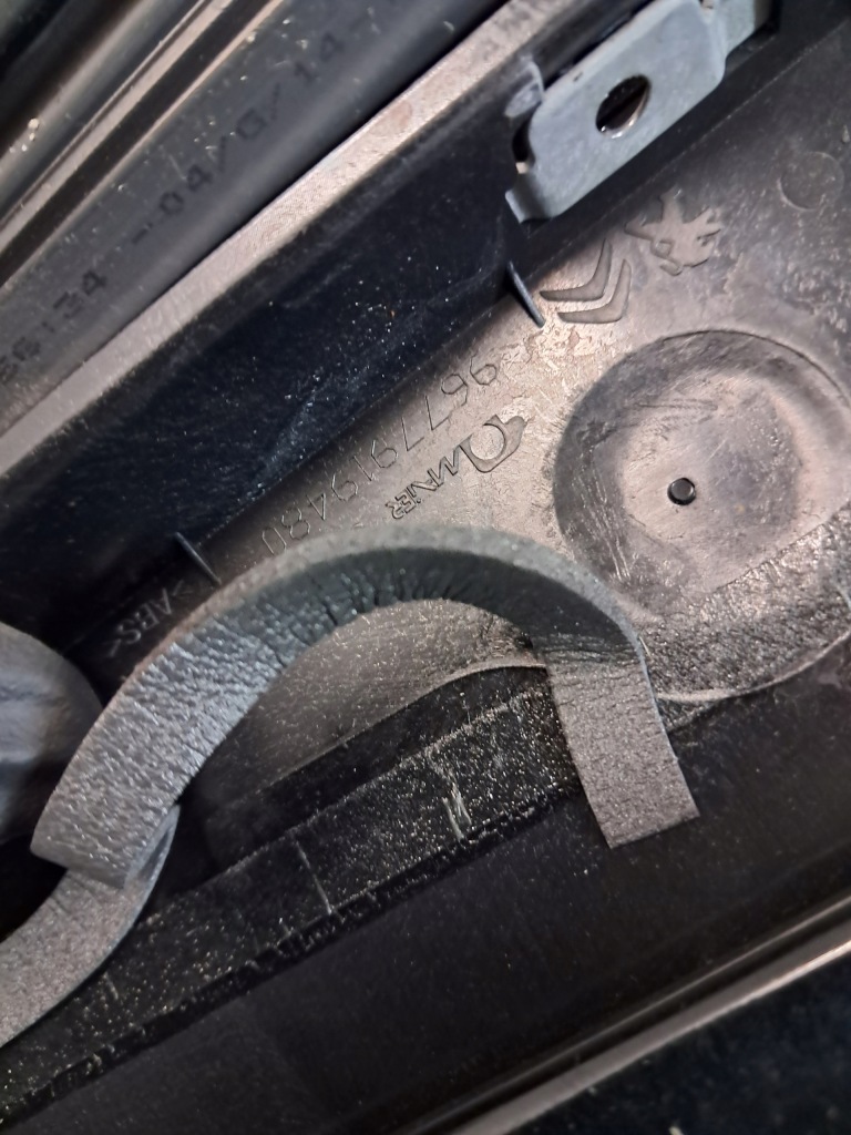 Peugeot 308 2 t9 hb молдинг уплотнитель прокладка стекло дверь правый задний Киев