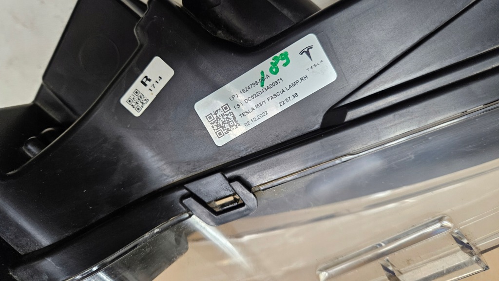 Протитуманна фара led правий tesla model 3 рестайлінг  y 1624798-00-a Оригінал