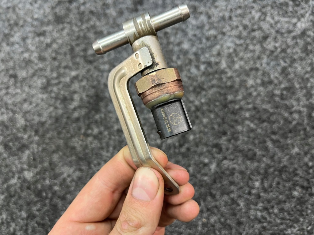 Mercedes w212 3.0 cdi 642.850 датчик давления топливной  a0045421618 Недорого