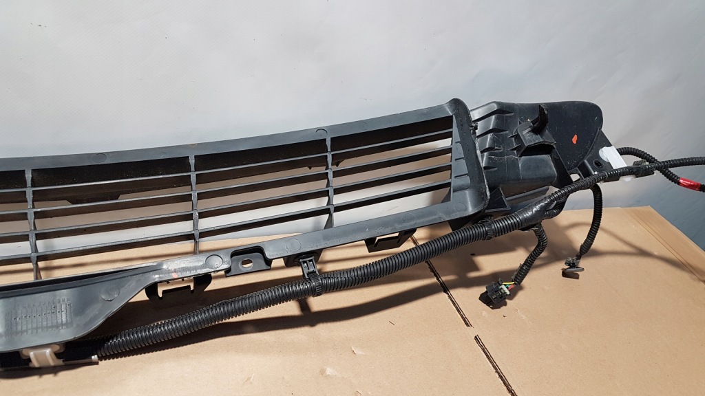 Решётка бампера перед средняя tesla 3 + жгут электропроводка бампера Киев