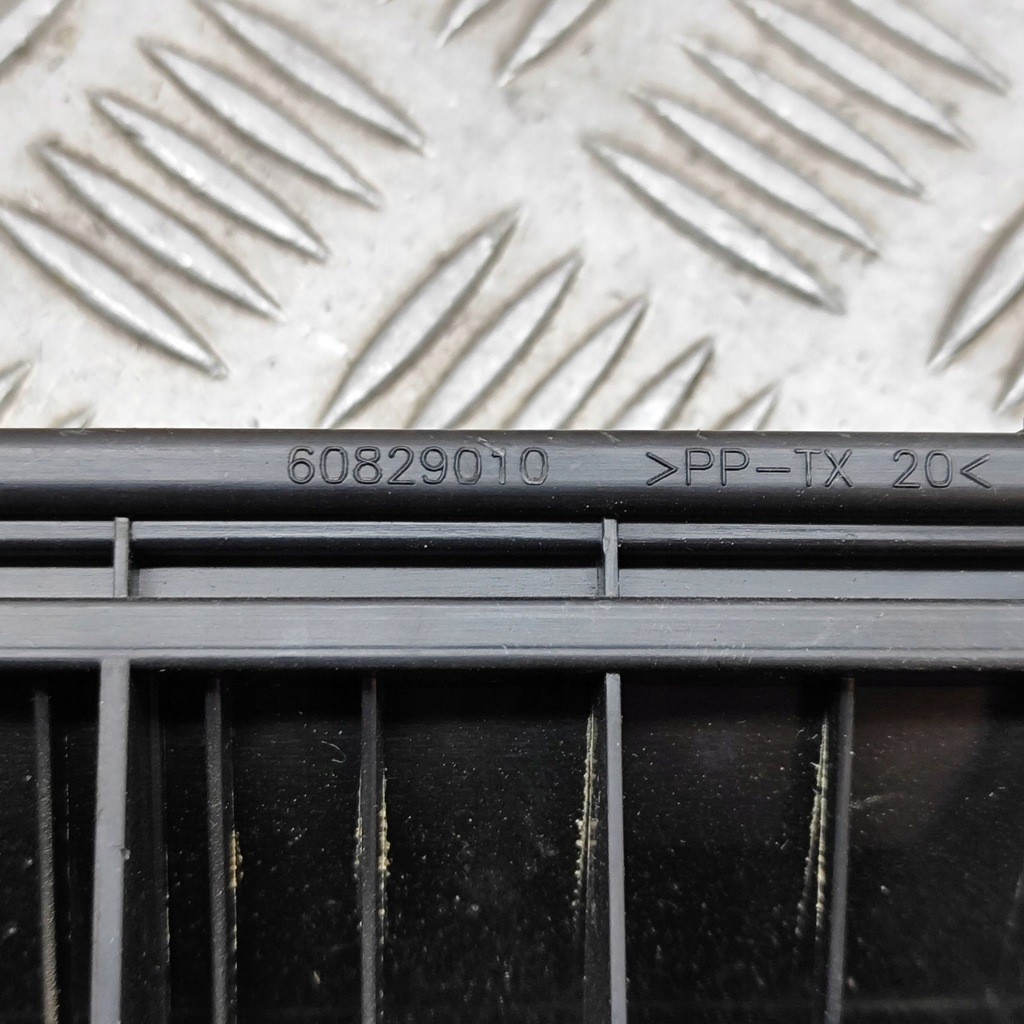 фото №6, Bmw 7 f01 f02 f03 f04 2011 решётка вентиляционная pod бампером задним