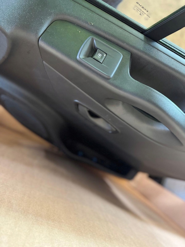 фото №3, Дверь перед правое стекло молдинг renault trafic iii nissan nv300 primastar