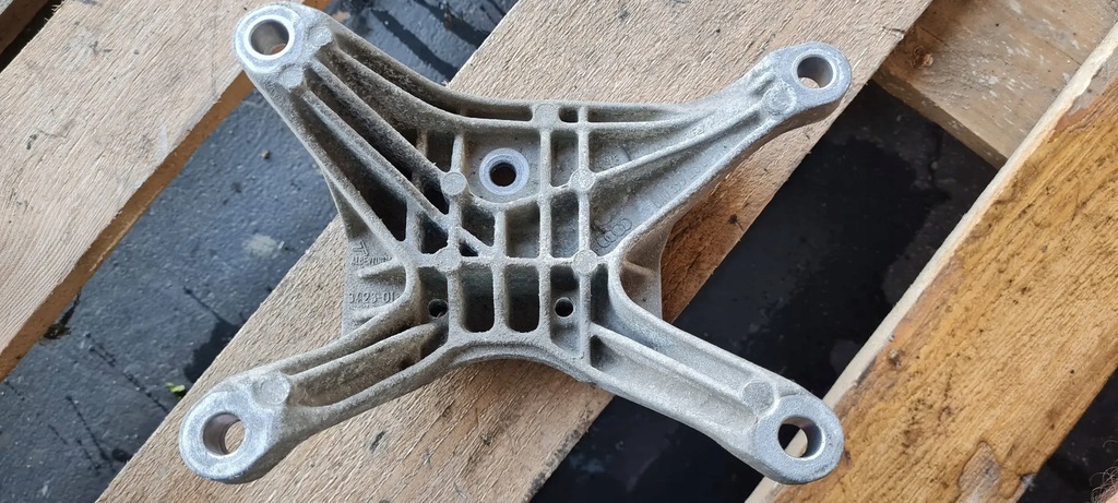 фото №7, A4 b9 8w кронштейн кронштейн коробки передач 2.0 tdi 8w0399118c a5 8w