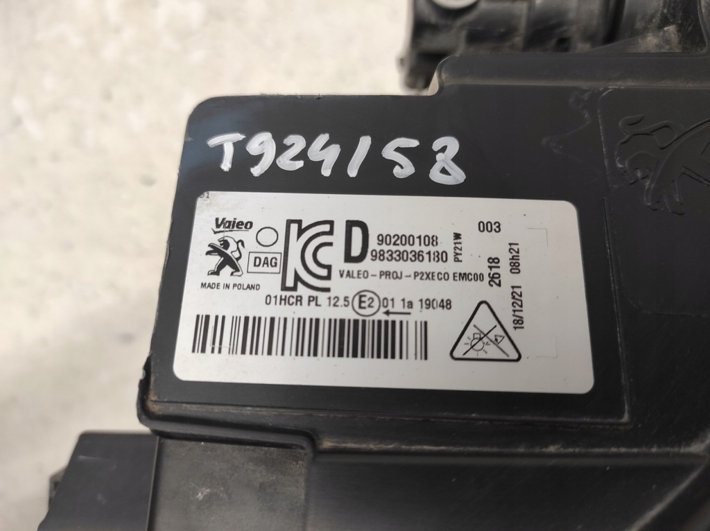 Купити Peugeot 208 2008 2 2 19- фара правий перед led 9833036180