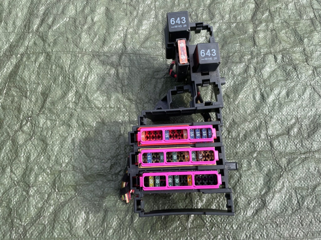 фото №1, Корпус коробка запобіжників корпус audi a4 b8