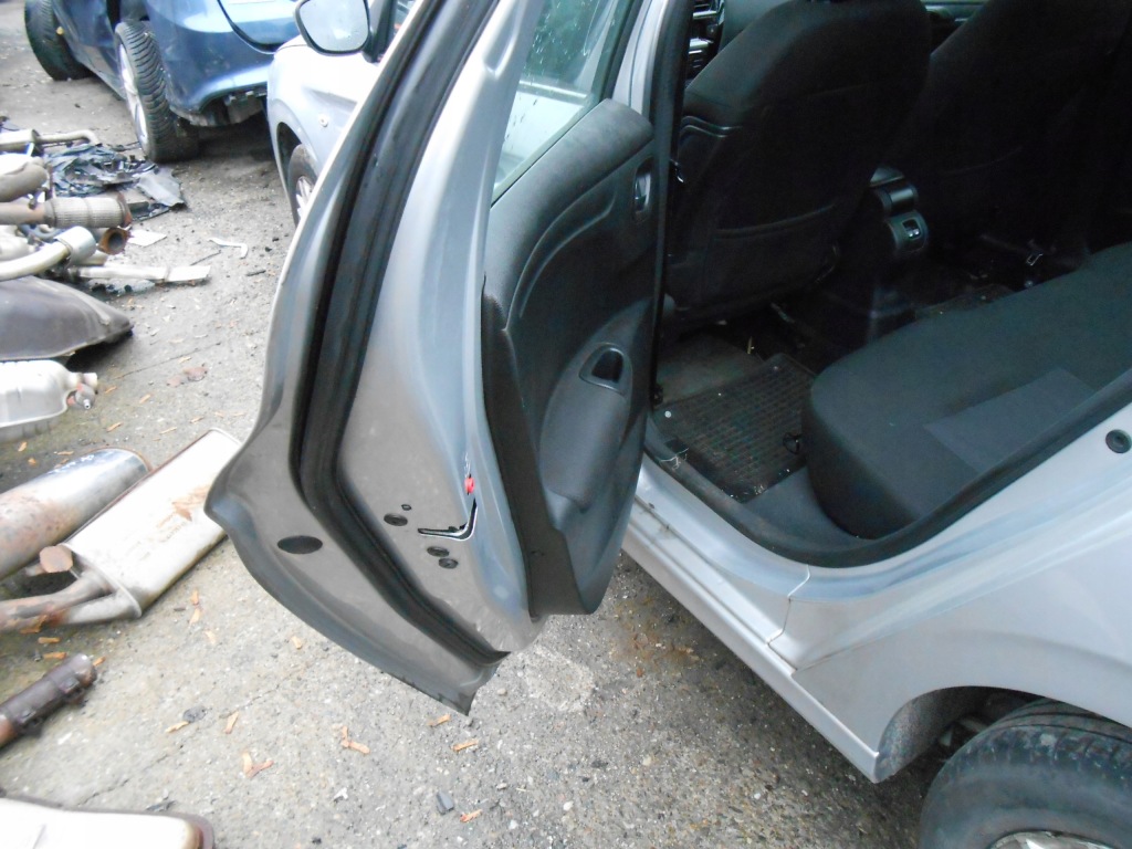 Peugeot 301 дверь левая задние код лакокрасочного покрытия ezr с Разборки