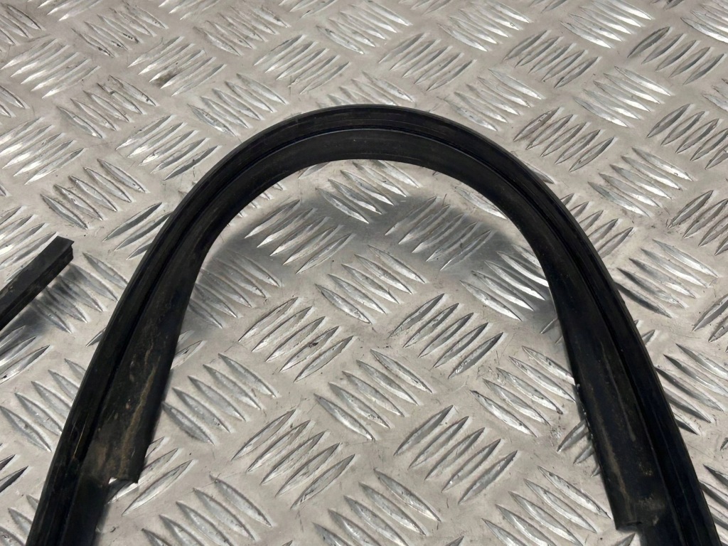 Прокладка кришки багажника tesla model x 104851100c в Україні