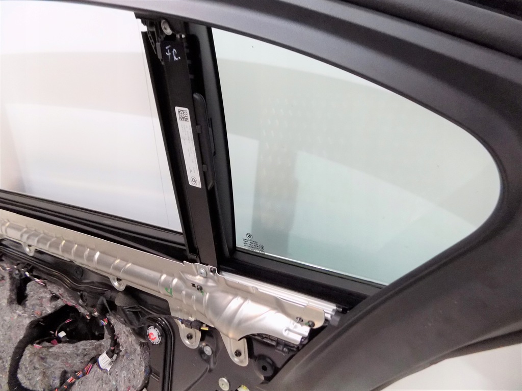 фото №9, Bmw 7 g12 дверь правое задние задняя led шторка 475