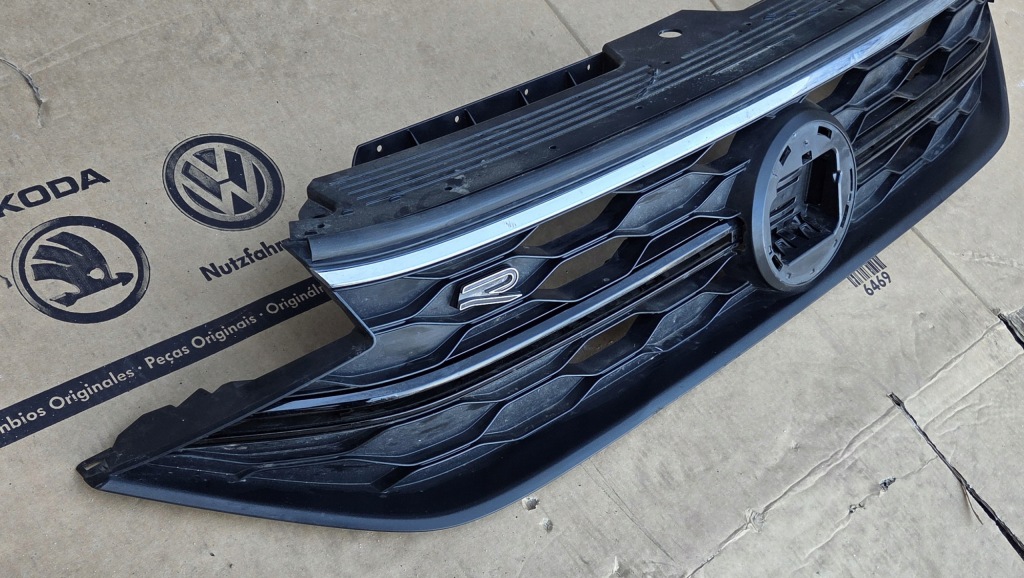 Решітка  решітка радіатора vw taigo r 2g7 2g7853343 Ціна