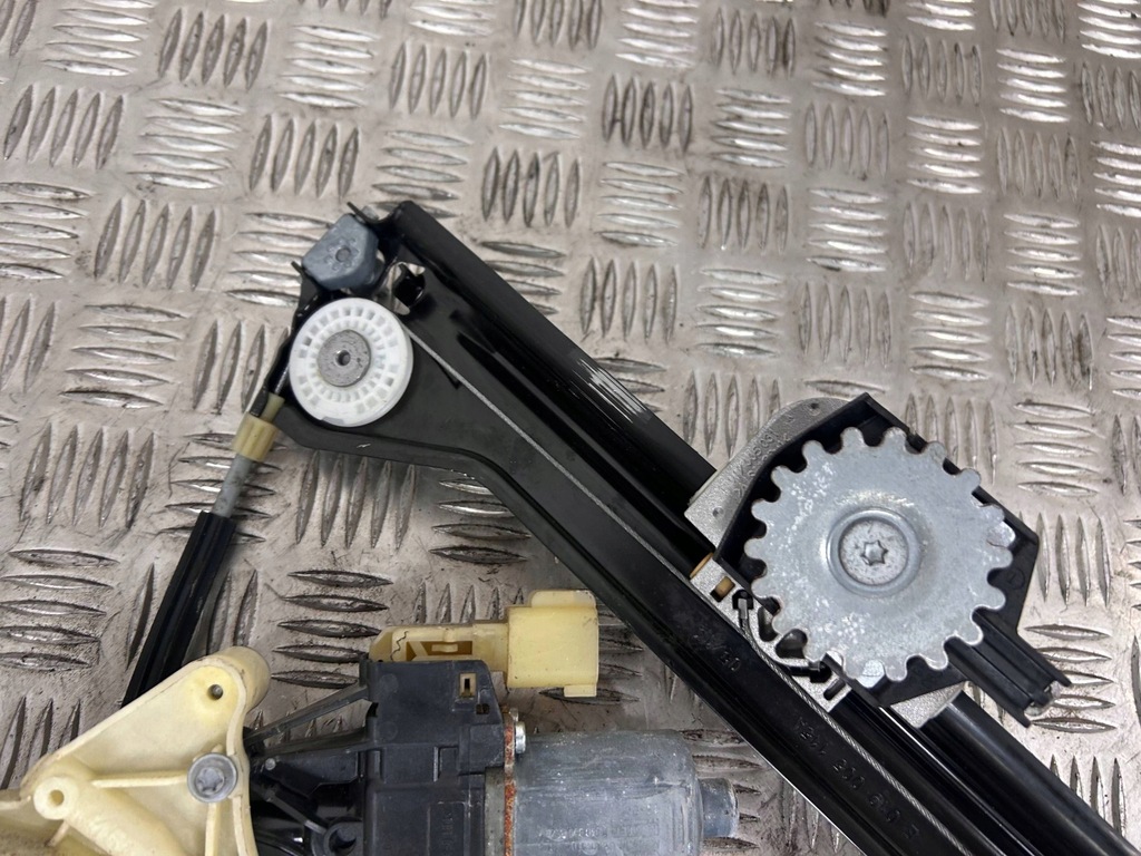 фото №9, Підйомник скло задній права сторона maserati quattroporte 670002101