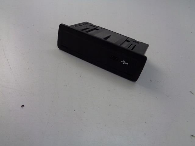 фото №1, Роз'єм port usb mercedes eqa 250 w243 2021 rok