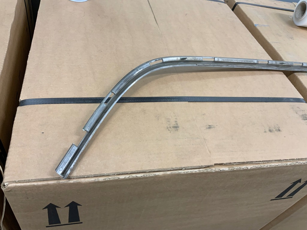 Peugeot 308 t9 молдинг хром решётки бампера aa36136873 в Украине