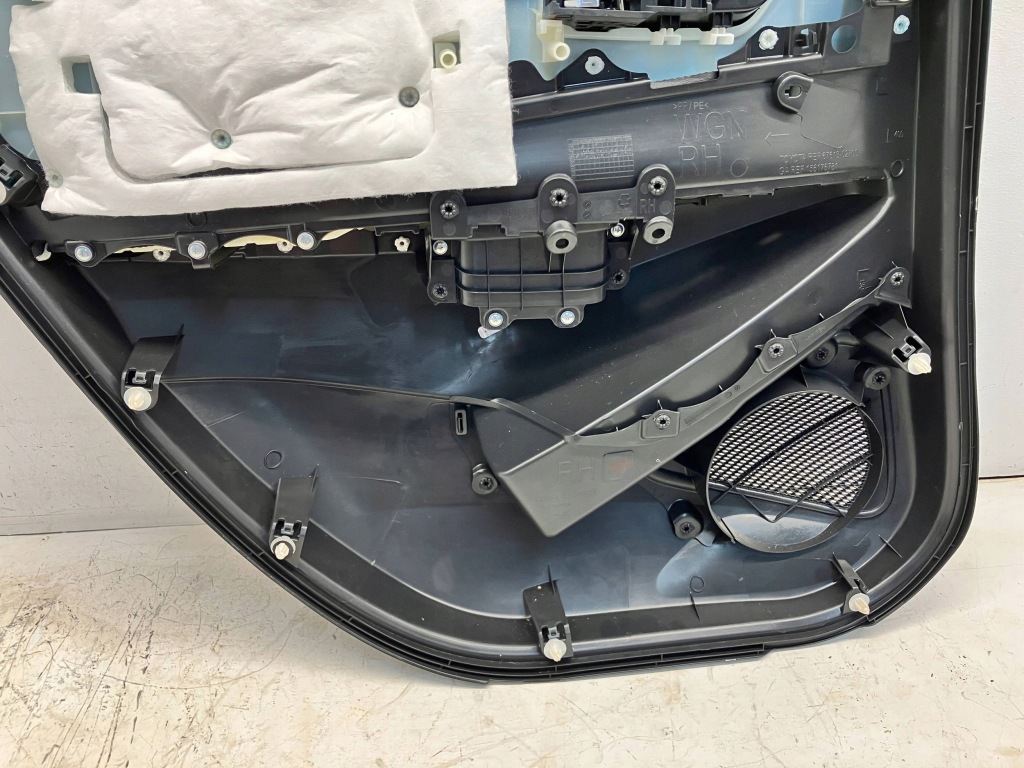 фото №10, Corolla e21 kombi обшивка оббивка двері задніх правий задня тканинний